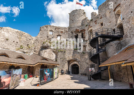 PODZAMCZE, Polonia - 15 Luglio 2019: il castello di Ogrodzieniec in polacco Jurassic Highland, Slesia regione della Polonia Foto Stock