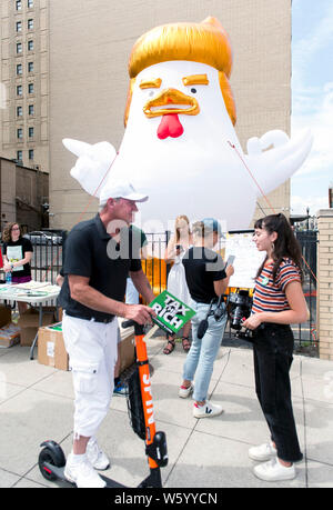 Detroit, Michigan, Stati Uniti d'America. Il 30 luglio, 2019. Un palloncino di briscola è impostato al di fuori del Teatro Fox, sito del primo dei due dibattiti democratici a Detroit ospitato dalla CNN e sancita dal DNC. Credito: Brian Cahn/ZUMA filo/Alamy Live News Foto Stock