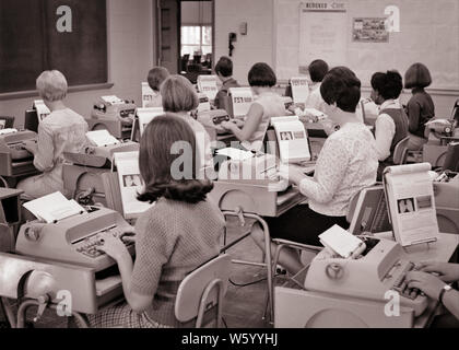 Anni sessanta anni settanta donne non identificato gli studenti nella classe di digitazione seduto alla scrivania con macchine da scrivere elettriche e aprire la digitazione di libri di testo - s15797 HAR001 HARS FUTURO NOSTALGIA OLD FASHION capretti di comunicazione diversificato i giovani adulti informazioni diverse velocità dello stile di vita le femmine processi copia spazio a mezza lunghezza LADIES persone ragazza adolescente B&W scrivanie obiettivi abilità Competenze occupazione scoperta la digitazione di afro-americani afro-americani e conoscenza etnia NERO VISTA POSTERIORE IN OCCASIONE di alta scuola di occupazioni non identificato di Segreteria Scuole libri di testo per il collegamento di macchine da scrivere elegante concettuale adolescente vari Foto Stock