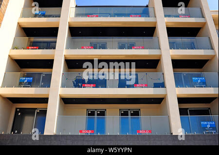 Appartamento nuovo blocco con appartamenti che mostra sia venduto e in vendita segni Foto Stock