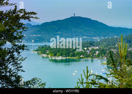 Klagenfurt am Wörthersee: il lago Wörthersee, torre di osservazione Pyramidenkogel in , Kärnten, Carinzia, Austria Foto Stock