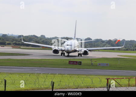 A Ryanair Boeing 737-800 atterraggio all'aeroporto di Manchester Foto Stock