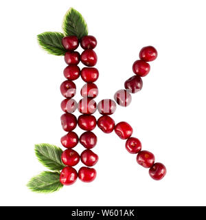 Uno inglese lettera K alfabeto di ciliegie mature. Isolare su sfondo bianco. Estate, sano concetto. Succose bacche. Foto Stock