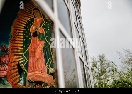 Cappella con immagini religiose. Murale con l immagine della Vergine Marita, Vergine di Guadalupe nel mezzo del paesaggio, Sonora, Messico. Capilla con Imagenes religiosas. Il murale con la imagen de la Virgen Marita, Virgen de Guadalupe en el medio del paisaje Foto Stock