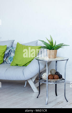 Soggiorno con divano grigio, verde decorativo di cuscini e impianto.eleganti  interni della sala in stile eco con divano morbido e piante verdi in vaso.spazio  copia Foto stock - Alamy