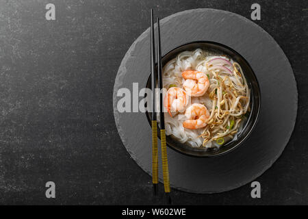 Pho vietnamita tom noodle brodo zuppa asiatica boreale. Vista da sopra con lo spazio di copia Foto Stock