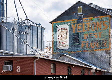 SPINDALE, NC, Stati Uniti d'America-27 luglio 19: edifici, graneries e segno di Yelton di fresatura della Co, aka Lakeside Mills, Inc. Foto Stock