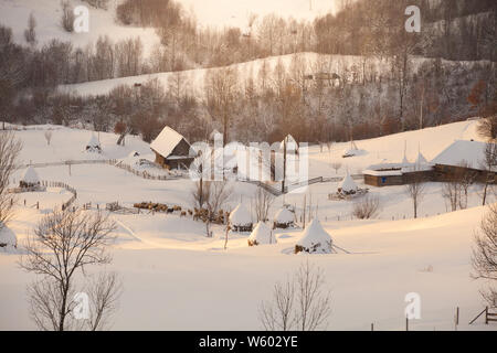 Inverno pagliaio rurali paesaggio di campagna Foto Stock