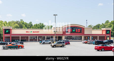 SPINDALE, NC, Stati Uniti d'America-27 luglio 19: un supermercato Bi-Lo in Spindale, mostrando il parcheggio, negozio di fronte e persone il caricamento di cibo nelle loro auto. Foto Stock