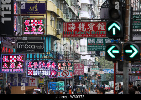Mong Kok street view in Kowloon, Hong Kong Foto Stock