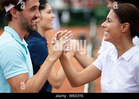 Un gruppo di giocatori di tennis dando una stretta di mano dopo una partita Foto Stock