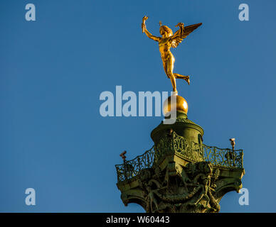 Le Génie de la Liberté in cima alla Colonna di luglio a Parigi, Francia Foto Stock