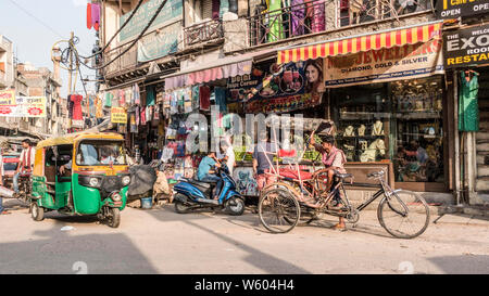 INDIA, Nuova Delhi, Bazaar Principale strada in Paharganj New Delhi è una famosa strada dello shopping di Delhi Foto Stock