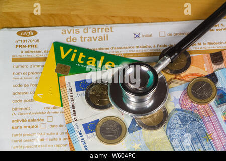 Lavoro di medico di preavviso di arresto dalla Francia, scheda vitale, nero stetoscopio, monete e banconote in euro Foto Stock