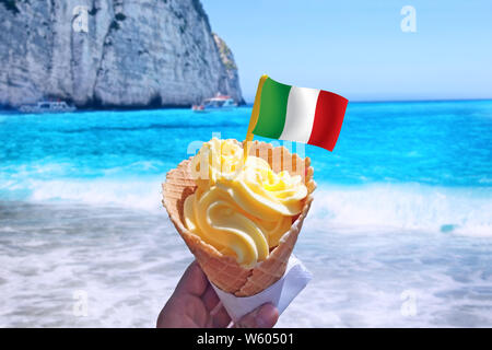 Gelato nel tradizionale rosso, bianco e verde sono i colori della nazionale italiana di flag. Essa è di natura tropicale sfondo. Vi è un mare azzurro. Foto Stock