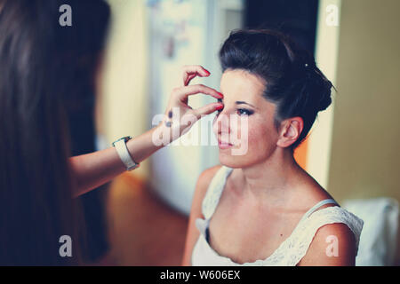 Sposa di mattina. Processo di truccatore preparare la sposa prima del matrimonio. Foto Stock
