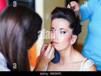 Sposa di mattina. Processo di truccatore preparare la sposa prima del matrimonio Foto Stock