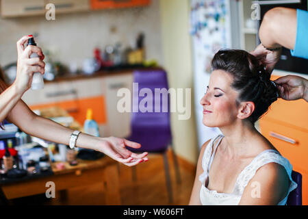 Sposa di mattina. Processo di truccatore preparare la sposa prima del matrimonio Foto Stock