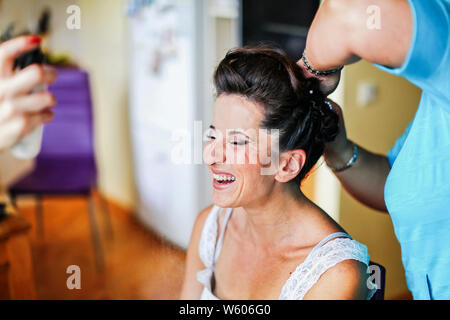 Sposa di mattina. Processo di truccatore preparare la sposa prima del matrimonio Foto Stock