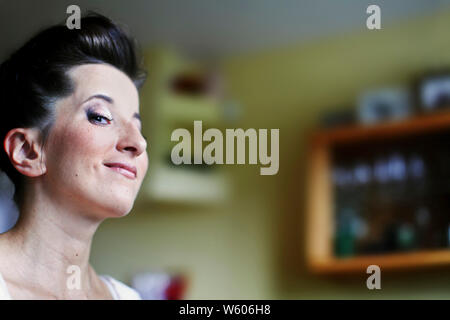 Sposa di mattina prima del matrimonio. Processo di truccatore è finito. Sposa è felice e in attesa per lo sposo. Foto Stock