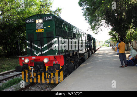 Treno su Islamabad Margala stazione ferroviaria Pakistan Foto Stock