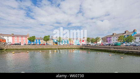 Il porto interno nella vivace cittadina gallese di Aberaeron, Ceredigion, North West Wales, Regno Unito Foto Stock