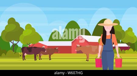 Contadina che trasportano il latte fresco secchi animale domestico di bovini di allevamento eco concetto di allevamento farmland paesaggio di campagna piana orizzontale verticale Illustrazione Vettoriale