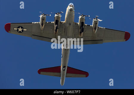 La bassa altitudine passata di un boeing B-17 Flying Fortress bombardiere della seconda guerra mondiale. Foto Stock