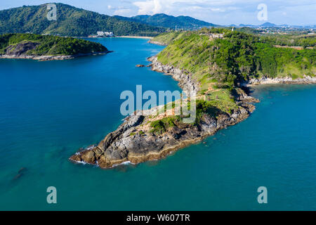 Antenna fuco vista della bellissima Promthep Cape che si affaccia sul Mare delle Andamane dall isola di Phuket Foto Stock