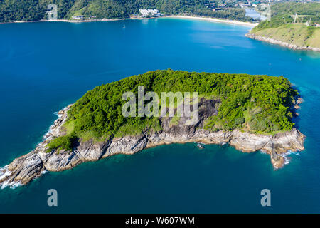 Antenna fuco vista della bellissima Promthep Cape che si affaccia sul Mare delle Andamane dall isola di Phuket Foto Stock