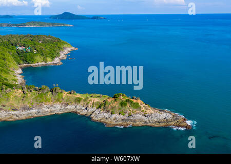 Antenna fuco vista della bellissima Promthep Cape che si affaccia sul Mare delle Andamane dall isola di Phuket Foto Stock