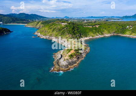 Antenna fuco vista della bellissima Promthep Cape che si affaccia sul Mare delle Andamane dall isola di Phuket Foto Stock