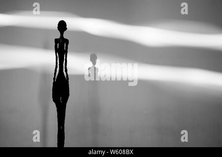 Giacometti scultura e shadow. Il Getty Center di Los Angeles, California, Stati Uniti d'America Foto Stock