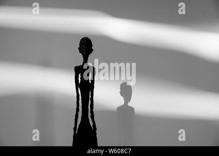 Giacometti scultura e shadow. Il Getty Center di Los Angeles, California, Stati Uniti d'America Foto Stock