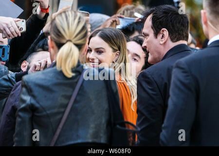 LUXE Odeon Leicester Square, Londra, Regno Unito. Il 30 luglio 2019. Margot Robbie e Quentin Tarantino con ventole a una volta...in Hollywood UK Premiere. . Foto di Julie Edwards./Alamy Live News Foto Stock