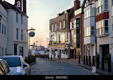 Le Spice Island Inn Pub su una serata estati nella vecchia Portsmouth Hampshire Inghilterra Foto Stock