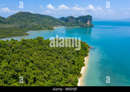 Antenna fuco vista della splendida e lussureggiante verde isole tropicali con telecomando, alloggiamenti vuoti e le spiagge Foto Stock