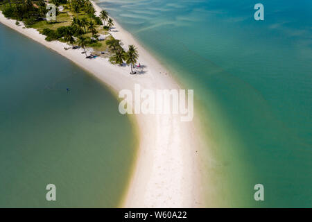 Antenna fuco vista di una bellissima spiaggia di sabbia e oceano tropicale (Laem Haad, Koh Yao Yai, Thailandia) Foto Stock