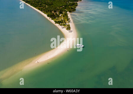 Antenna fuco vista di una bellissima spiaggia di sabbia e oceano tropicale (Laem Haad, Koh Yao Yai, Thailandia) Foto Stock