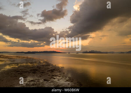 Vista aerea di un bel tramonto tropicale da Isola Koh Yao Noi, Thailandia Foto Stock