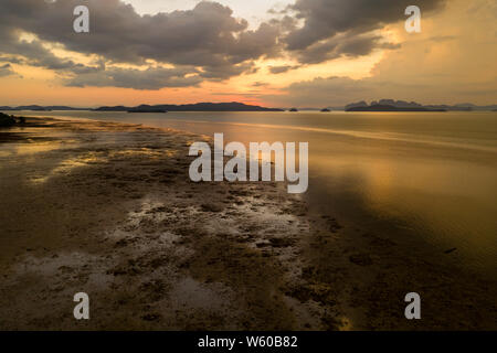 Vista aerea di un bel tramonto tropicale da Isola Koh Yao Noi, Thailandia Foto Stock