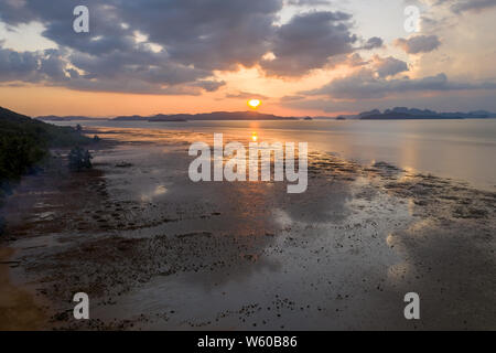 Vista aerea di un bel tramonto tropicale da Isola Koh Yao Noi, Thailandia Foto Stock