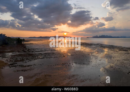 Vista aerea di un bel tramonto tropicale da Isola Koh Yao Noi, Thailandia Foto Stock