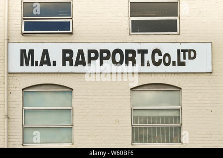 CARDIFF, GALLES - Giugno 2019: Segno sulla parete esterna della sede di M.A Rapport & Co Ltd, una lunga impresa famigliare a Cardiff. Foto Stock