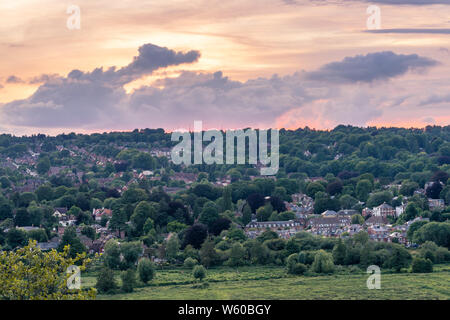 Vista panoramica da St Catherine Hill in tutta la città di Winchester durante un ora d'oro tramonto in estate, rurale Hampshire, Inghilterra, Regno Unito Foto Stock