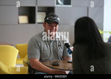 Gli accordi di Dayton, STATI UNITI D'AMERICA. Il 30 luglio, 2019. Christopher Cormack (L), un dipendente di vetro Fuyao America, parla in una intervista con Xinhua di Dayton di Ohio, gli Stati Uniti, il 24 luglio 2019. Quando il leader cinese automobile fabbricante di vetro Fuyao preso sul sito di ex General Motors facility cinque anni fa a Dayton, Ohio, comunità locale rallegrato per il possibile boost si potrebbe aggiungere alla cinghia di ruggine della città gli sforzi di rivitalizzazione. Credito: Zhang Fengguo/Xinhua/Alamy Live News Foto Stock