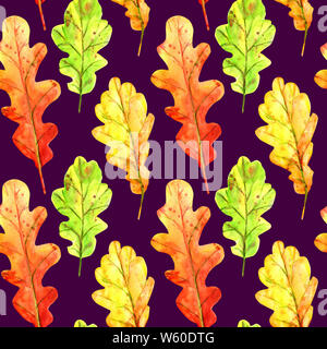 Seamless pattern con l'autunno di foglie di quercia. Acquerello caduta foglie di verde, arancione e rosso con gocce colorate e schizzi su uno sfondo viola. Te Foto Stock