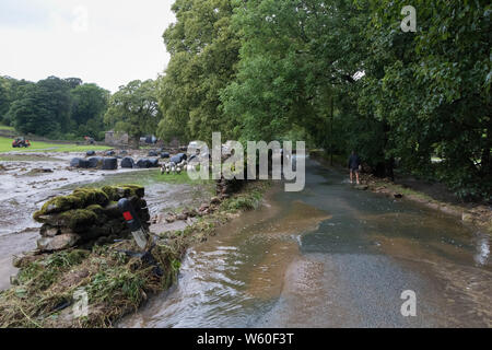 Holme Farm, Arkengarthdale, North Yorkshire Regno Unito. Il 30 luglio 2019. Regno Unito Meteo. Scene di devastazione come pioggia torrenziale provoca inondazioni che hanno attraversato Holme Farm in Arkengarthdale danneggiando edifici e di balayage alcuni animali di distanza. Nella vicina Swaledale un ponte anche crollata. Credito: David Forster/Alamy Live News Foto Stock