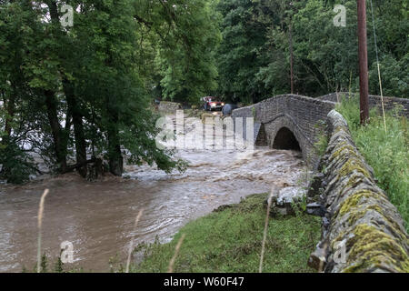 Holme Farm, Arkengarthdale, North Yorkshire Regno Unito. Il 30 luglio 2019. Regno Unito Meteo. Scene di devastazione come pioggia torrenziale provoca inondazioni che hanno attraversato Holme Farm in Arkengarthdale danneggiando edifici e di balayage alcuni animali di distanza. Nella vicina Swaledale un ponte anche crollata. Credito: David Forster/Alamy Live News Foto Stock