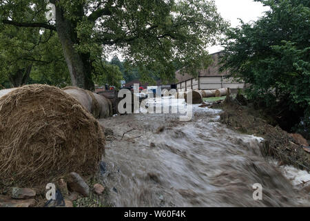 Holme Farm, Arkengarthdale, North Yorkshire Regno Unito. Il 30 luglio 2019. Regno Unito Meteo. Scene di devastazione come pioggia torrenziale provoca inondazioni che hanno attraversato Holme Farm in Arkengarthdale danneggiando edifici e di balayage alcuni animali di distanza. Nella vicina Swaledale un ponte anche crollata. Credito: David Forster/Alamy Live News Foto Stock